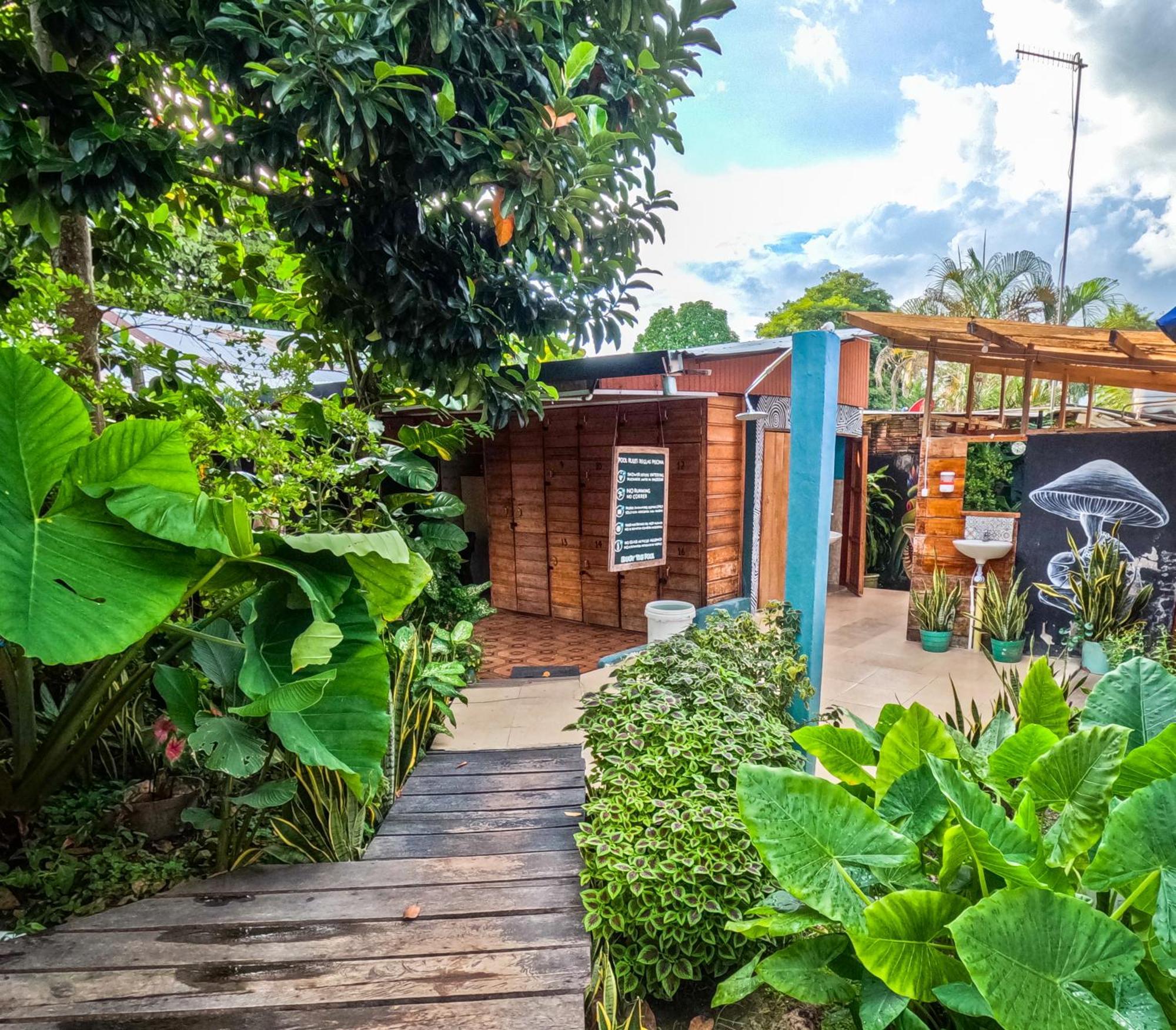 Hostel Casa De Las Palmas Tours Leticia Exteriör bild